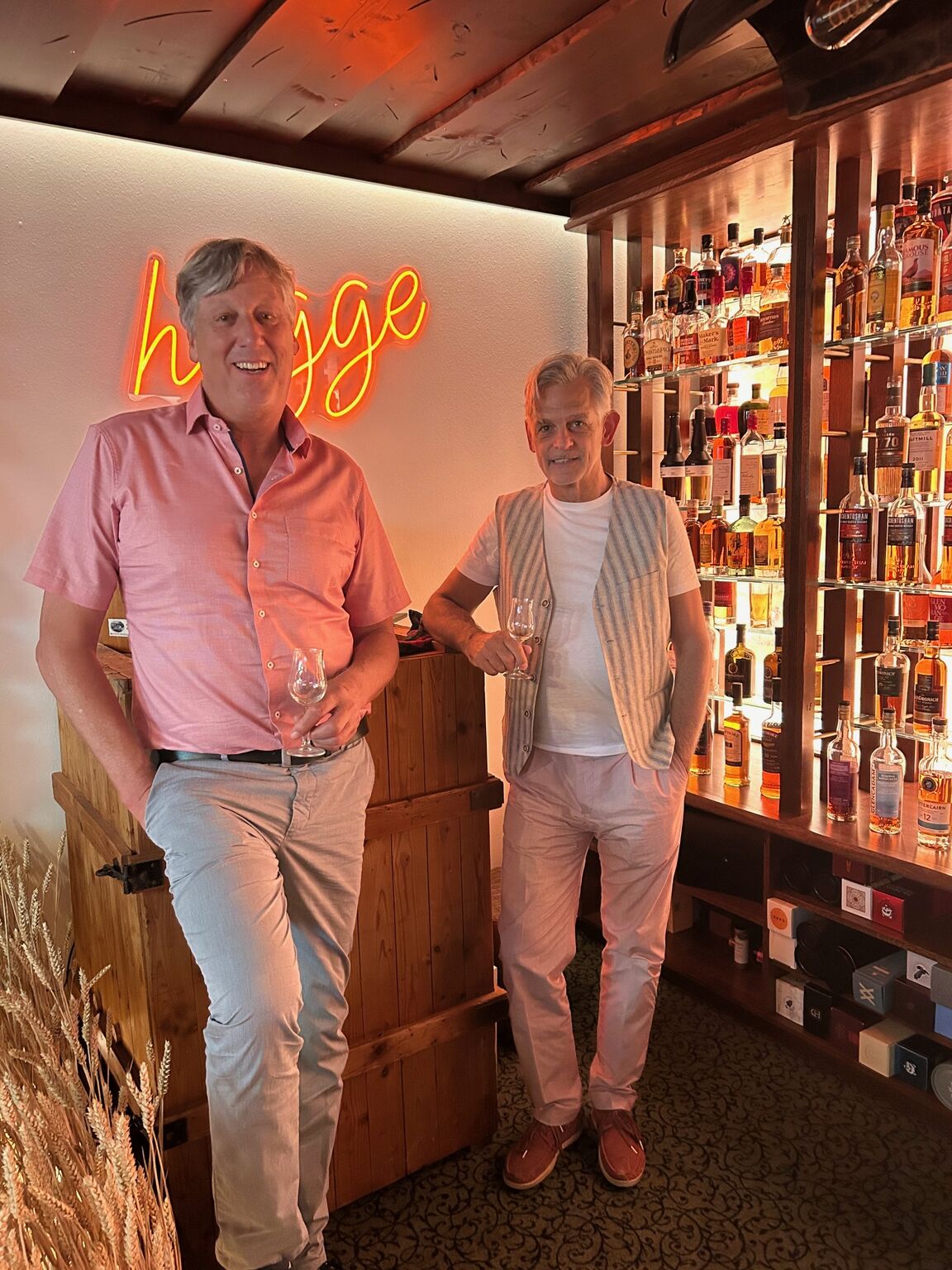 Beleuchtete Whisky-Regalwand mit warmem Hinterleuchten