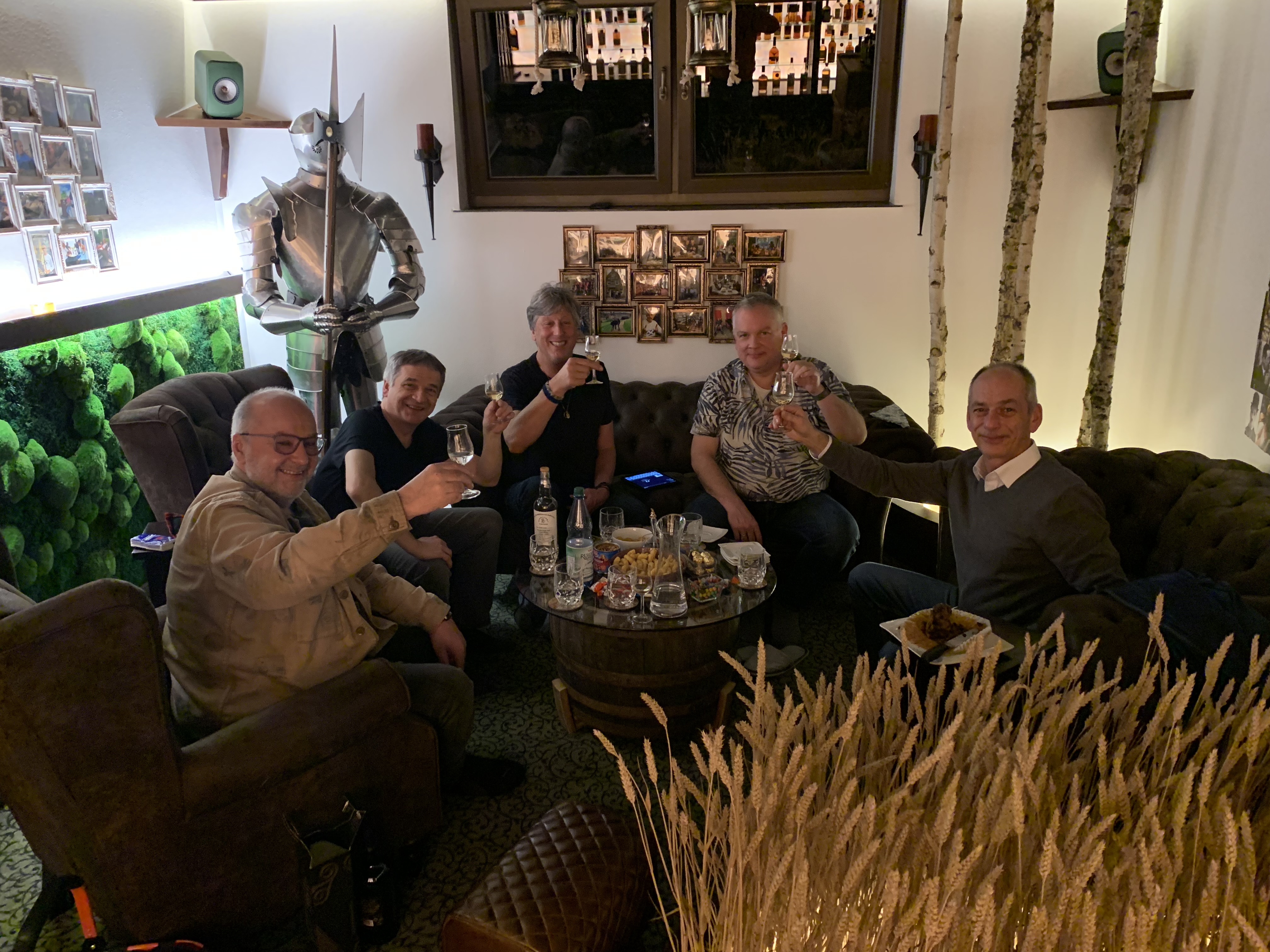 Freunde in der Lounge, Ritterrüstung im Hintergrund