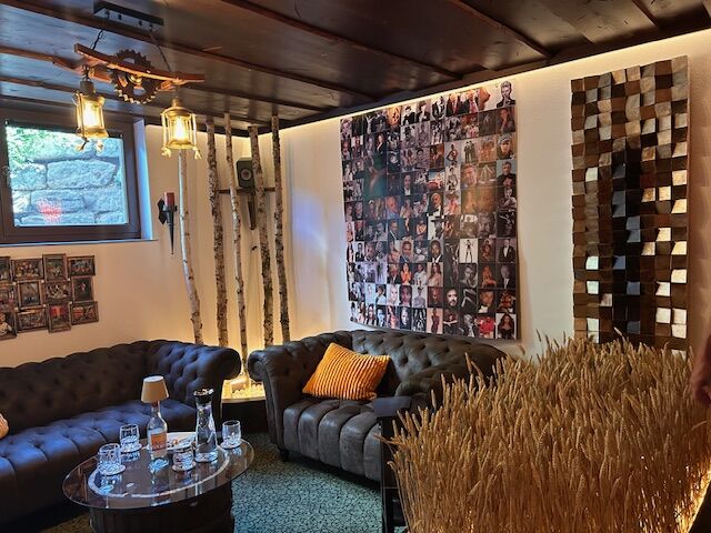 Lounge mit Chesterfield-Sofa und Fotowand