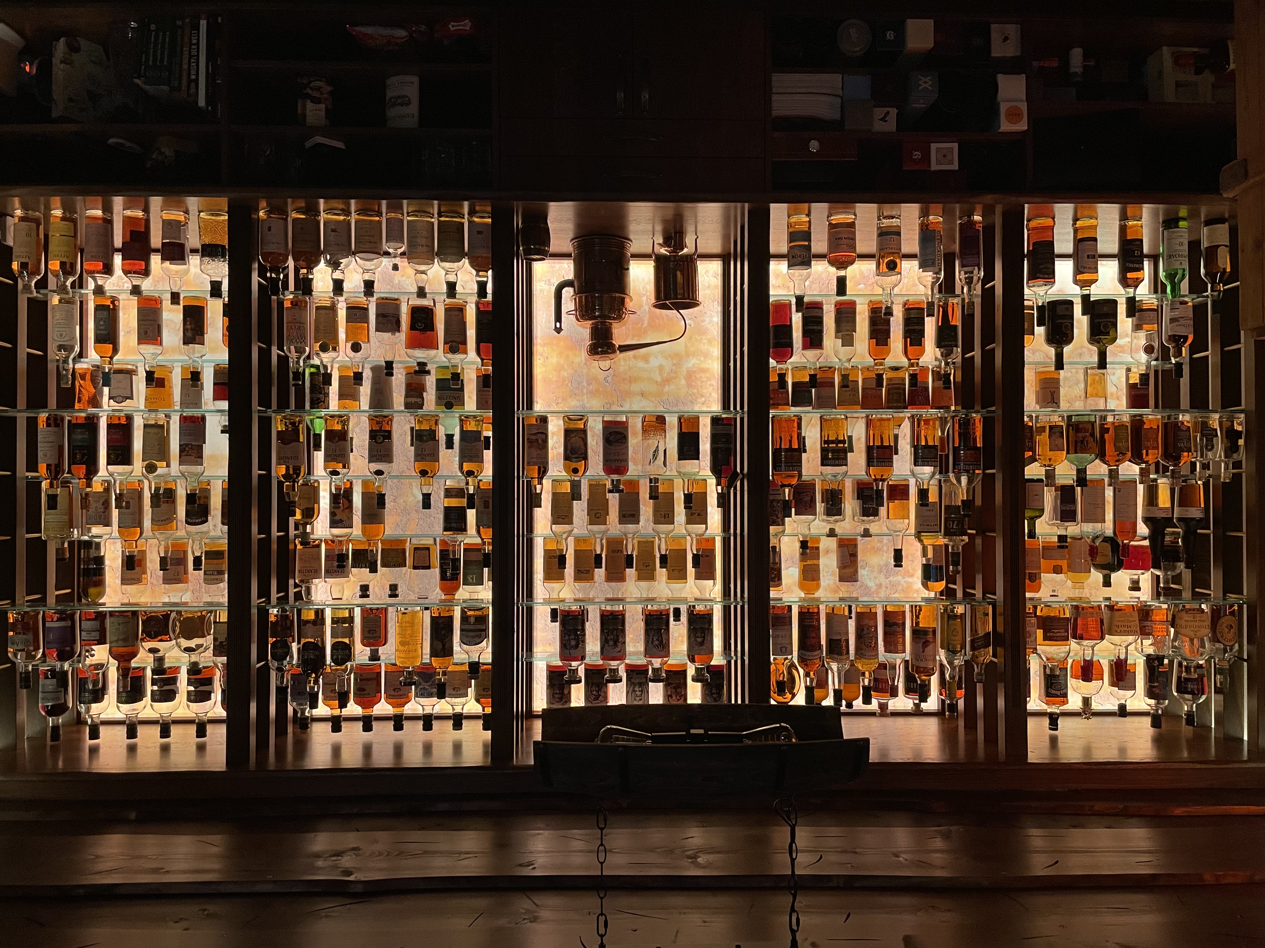 Beleuchtetes Regalsystem mit Whiskyflaschen